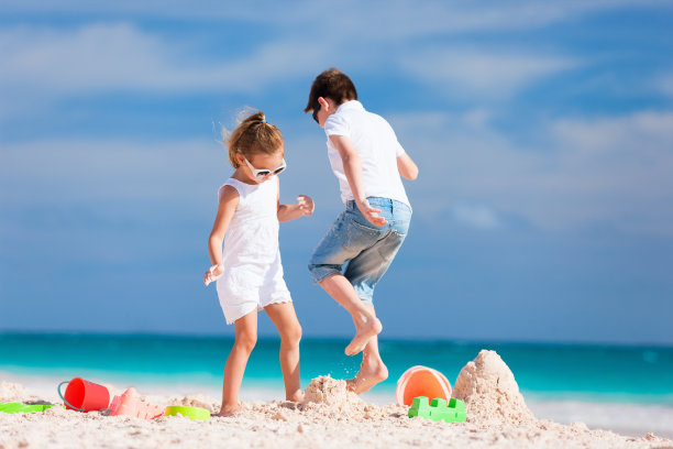 两个孩子在压沙堡图片下载