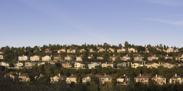 山上有一排排的房子，天空湛蓝图片下载