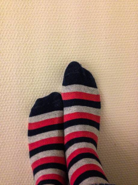 蓝、灰、红条纹的袜子图片下载