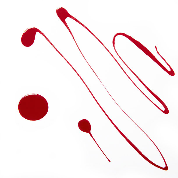 红色指甲油滴在白色背景上图片下载