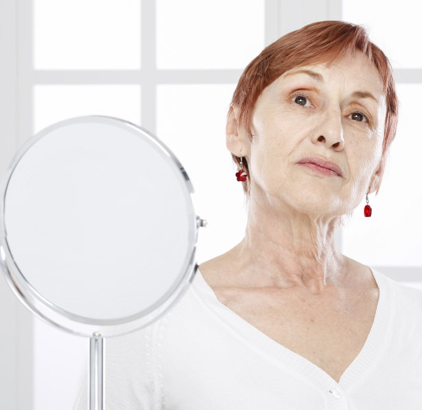 成熟的女人和皱纹。图片下载