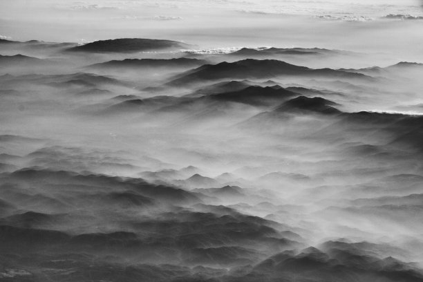 迷雾中的山图片下载