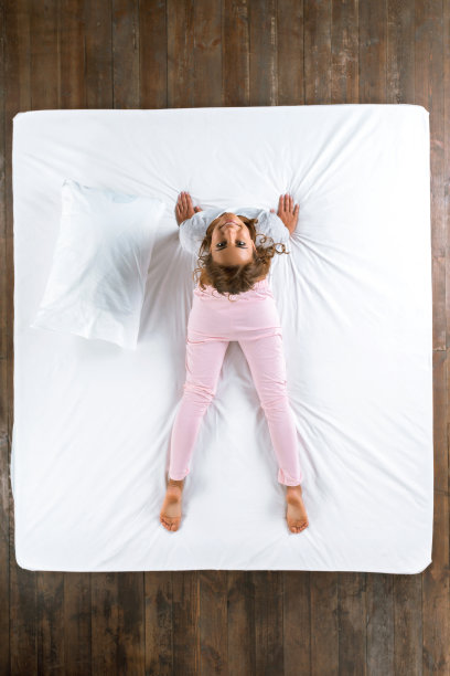 俯视图照片睡觉的女孩图片下载