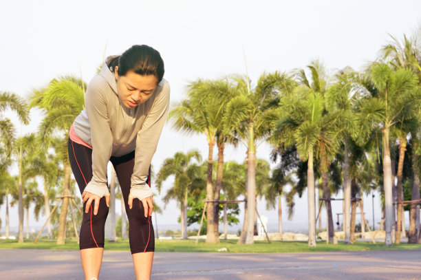 疲惫的女性跑步者在艰苦的户外锻炼后休息一下图片下载