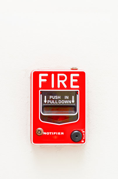 白色墙壁上的防火玻璃报警开关图片下载