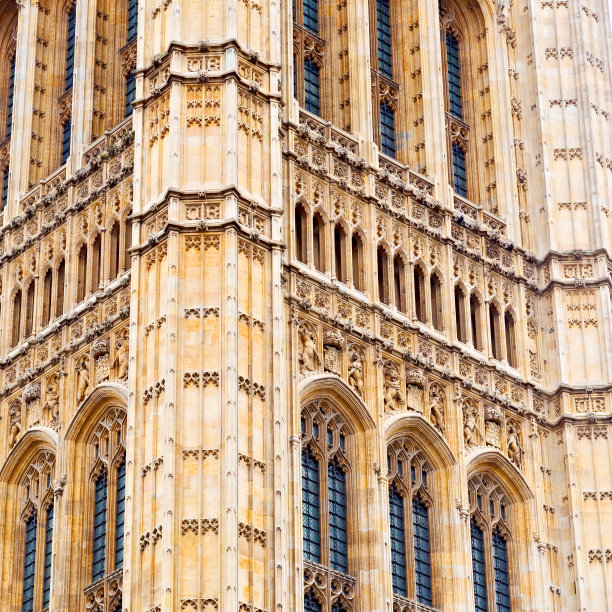 伦敦历史悠久的古老议会玻璃窗结构图片下载