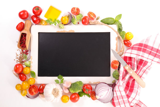 生食与黑板隔离在白色上图片下载