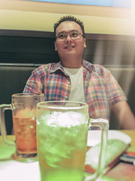 一个日本人在等服务员。图片下载