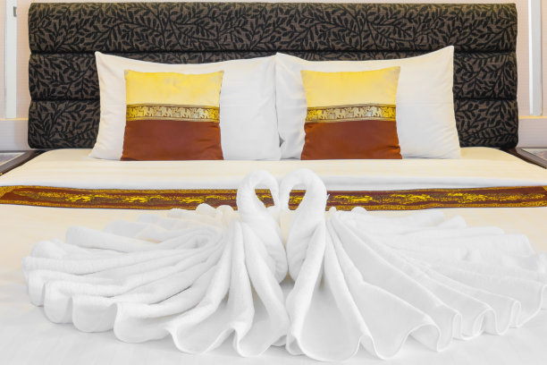 酒店床附毛巾图片下载