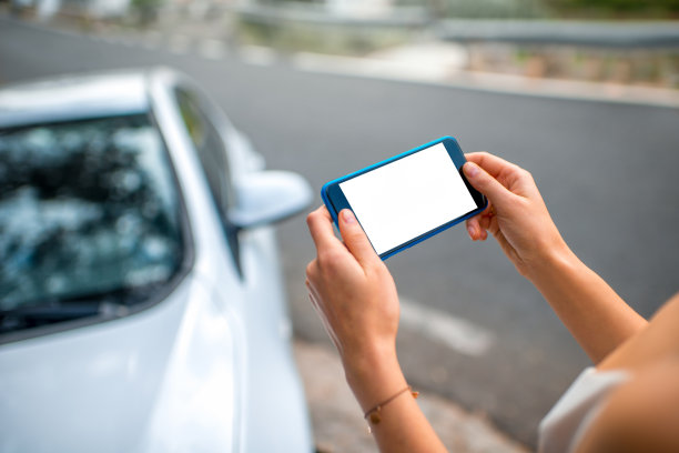 在车旁边用智能手机的女人图片下载