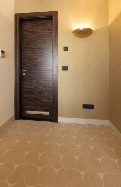 走廊的门和壁灯图片下载