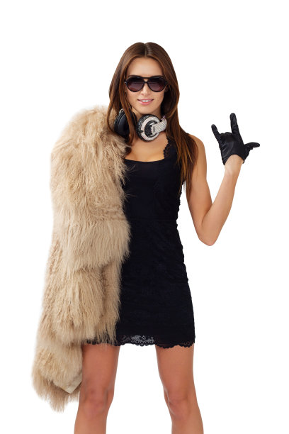 戴着耳机的女DJ。微笑的黑发。漂亮时尚的女孩图片下载