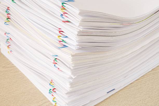 彩色回形针和一堆超负荷的文件图片下载