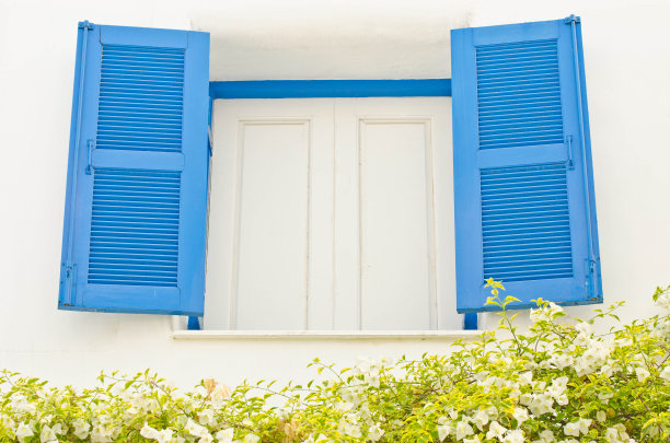 复古的亮蓝色窗户和鲜花。图片下载