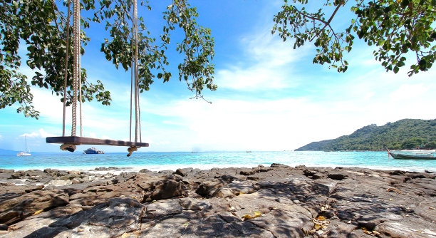 在海滩上荡秋千和放松图片下载