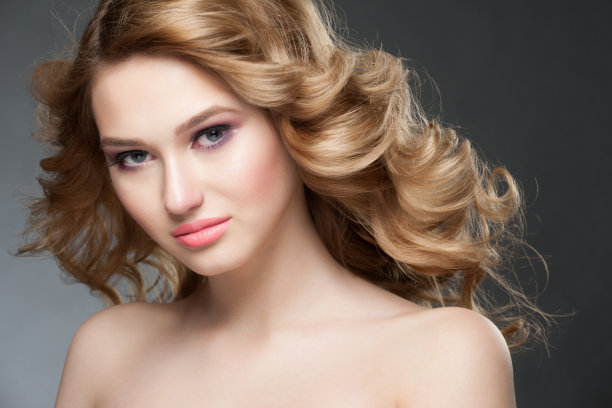 有化妆和发型的女孩图片下载