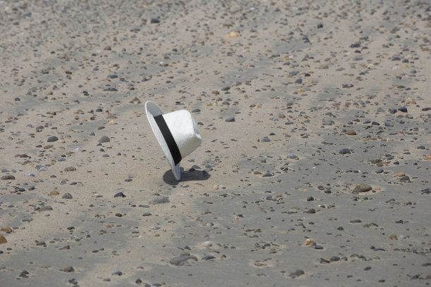 在海滩上滚动帽子图片下载