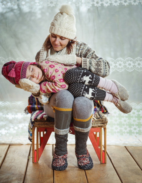 女儿睡在妈妈的怀里。图片下载