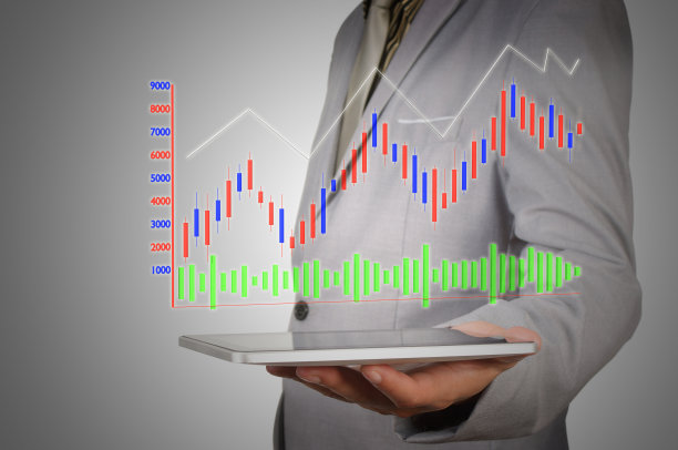 商人在移动平板电脑或无线设备上分析图表图片下载