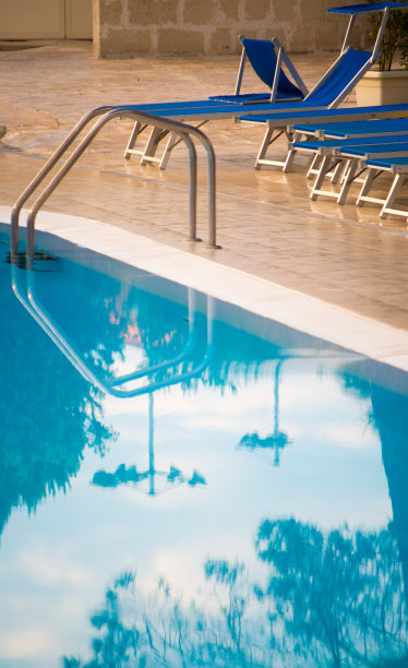游泳池反射图片下载