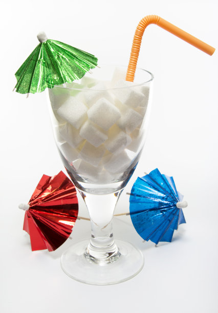 用方糖、雨伞和稻草喝。图片下载