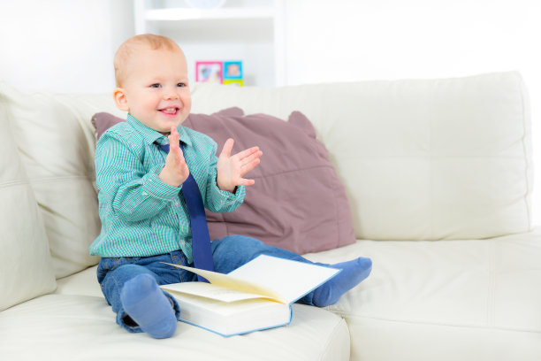 小男孩在读一本书图片下载