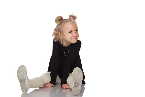 穿着黑裙子的可爱小女孩图片下载