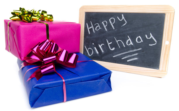 生日快乐写在石板黑板上，还有礼物图片下载