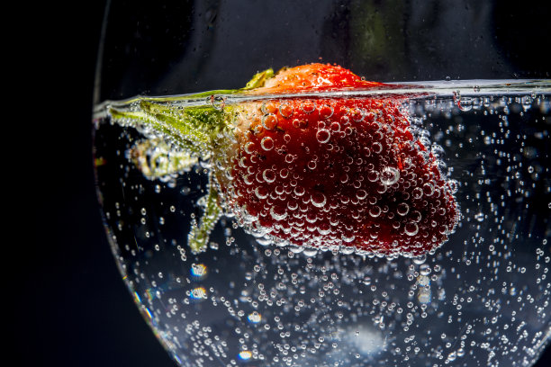 草莓在玻璃图片下载