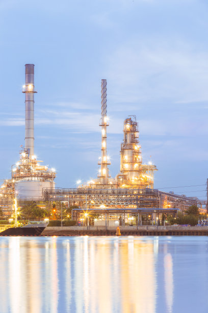 黄昏时分的炼油厂。图片下载