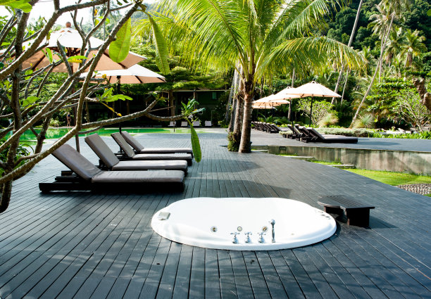 躺椅和遮阳伞图片下载