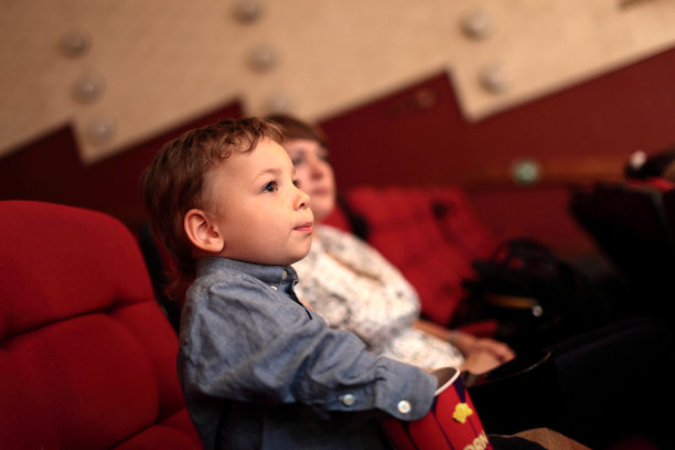 孩子吃爆米花图片下载