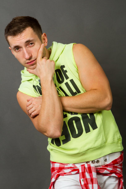 穿绿色夹克的人图片下载