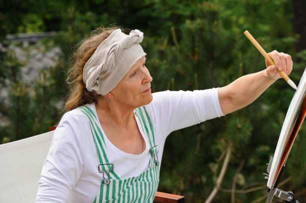 老妇人在户外作画图片下载