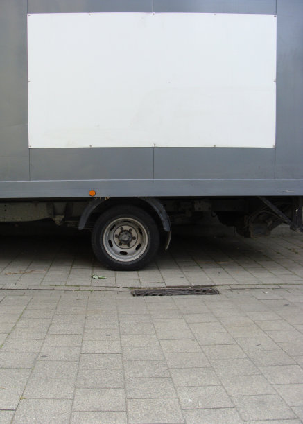 灰色卡车侧面的白色空面板图片下载