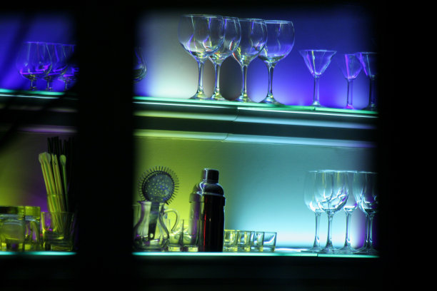 夜总会餐厅酒吧的葡萄酒和鸡尾酒杯图片下载