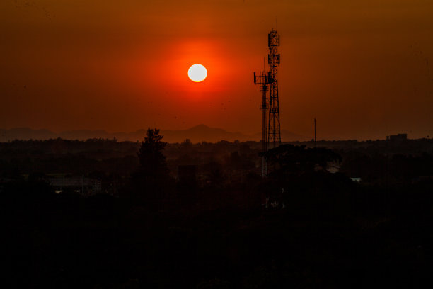 日落前的供电塔图片下载