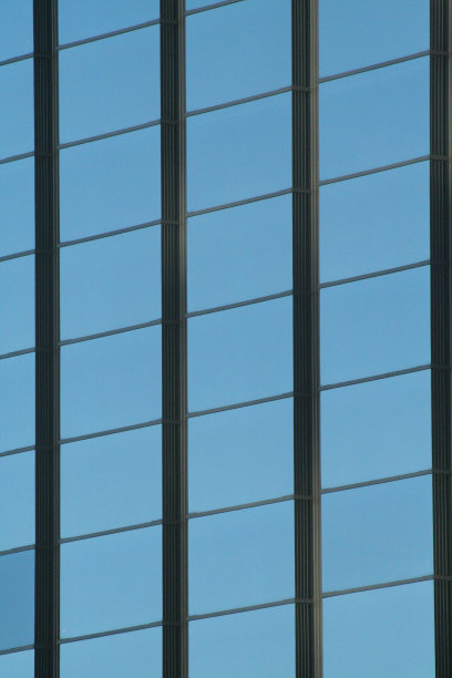 摩天大楼的办公大楼的窗户排成一行图片下载