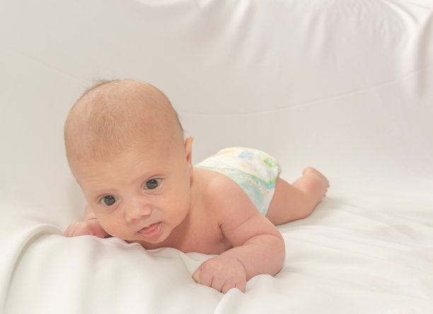 婴儿在白图片下载