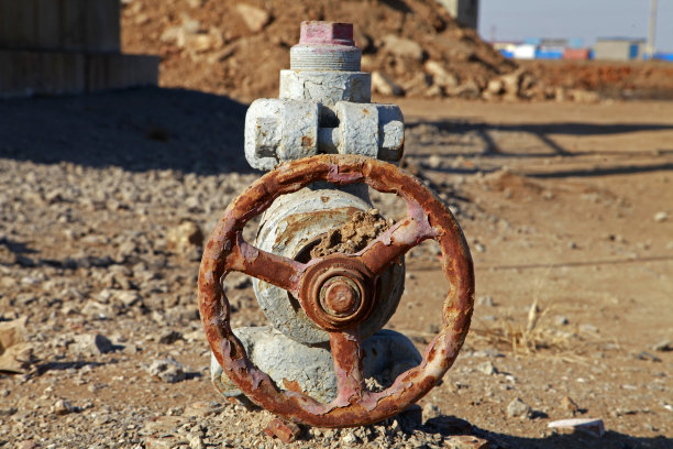 油田的管道和阀门图片下载