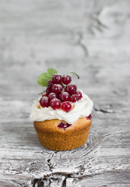 奶油红醋栗蛋糕图片下载