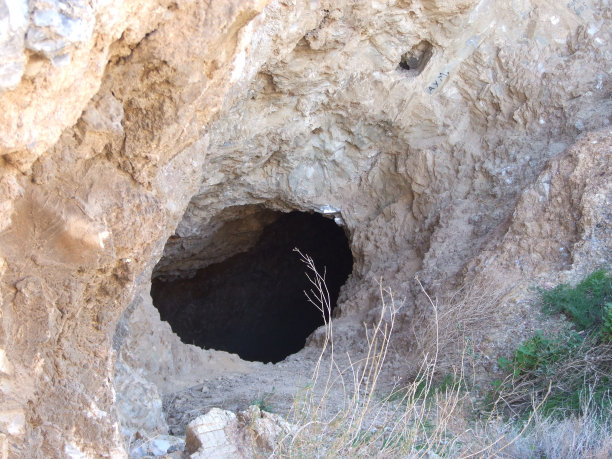 地上的洞图片下载