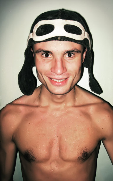 男子肖像休息在俄罗斯浴与帽子的头。图片下载