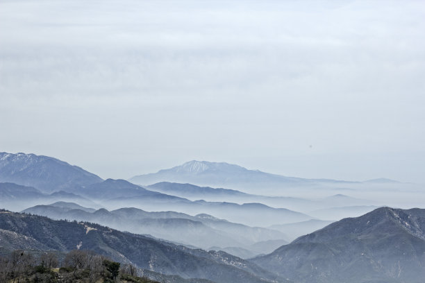 雾蒙蒙的山脉图片下载
