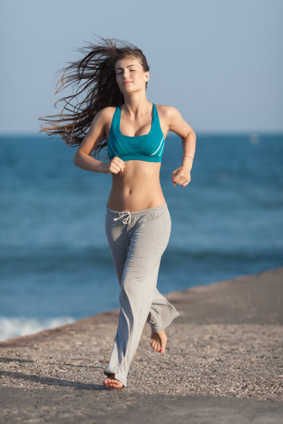 赤脚苗条的女孩跑步图片下载