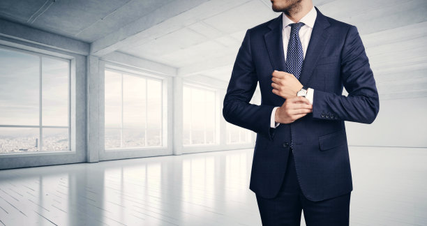 商人站在现代办公室里图片下载