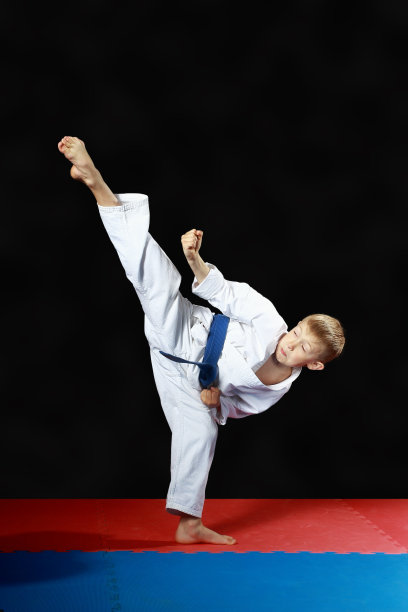 循环踢腿运动员正在用蓝带击球图片下载