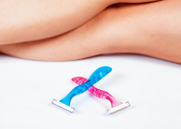 女人的腿和剃须刀剃须概念图片下载