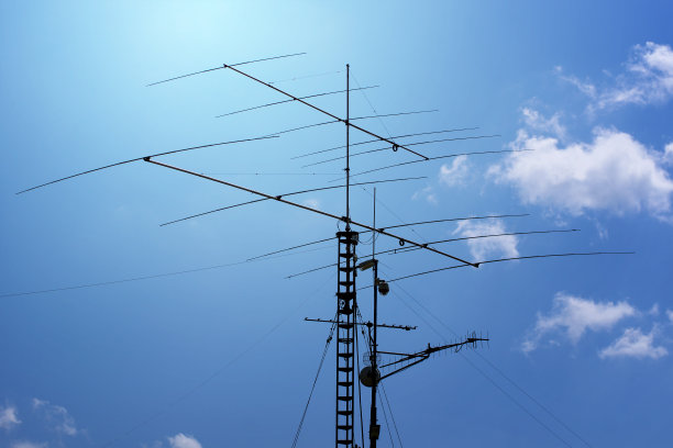 天线和发射机在电线杆上图片下载
