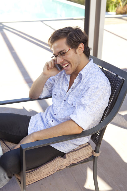 年轻的办公室职员正在用智能手机通话图片下载